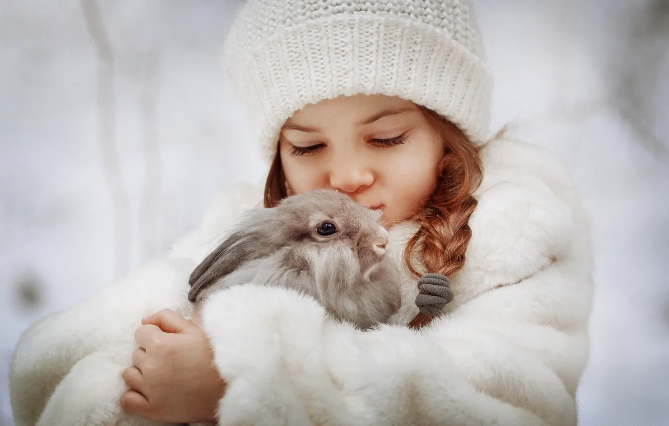 Фото обои шапка, кролик, девочка, друзья, косичка, шубка