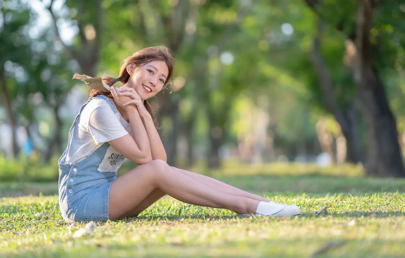 Фото обои улыбка, ноги, азиатка, сидит