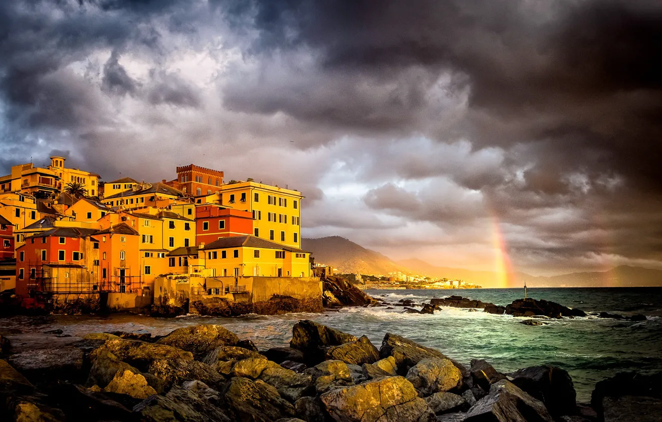Фото обои море, гроза, тучи, город, камни, дома, радуга, Италия