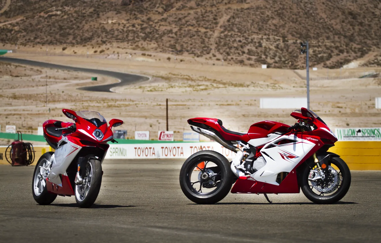 Фото обои песок, мотоциклы, трасса, red, mv agusta, агуста