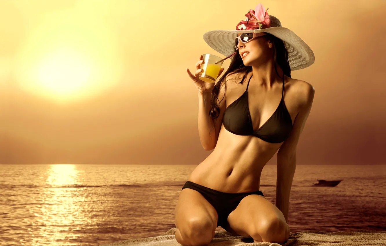 Фото обои пляж, купальник, солнце, шляпа, напиток
