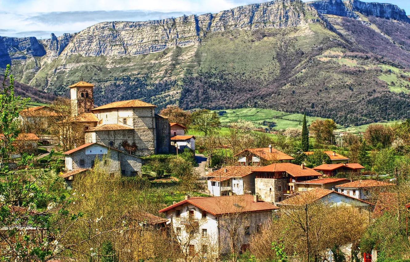 Фото обои горы, скалы, поля, домики, Испания, Alava