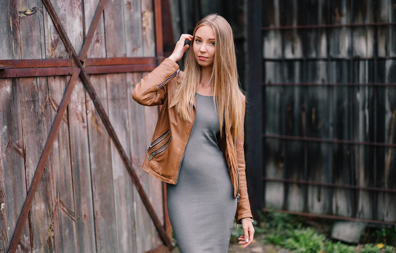 Фото обои взгляд, девушка, лицо, фон, волосы, руки, платье, куртка