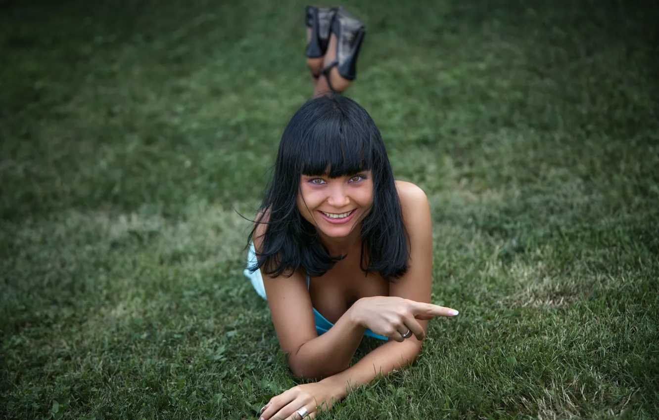 Фото обои трава, девушка, улыбка, брюнетка, туфли, плечи, Дмитрий Булатов