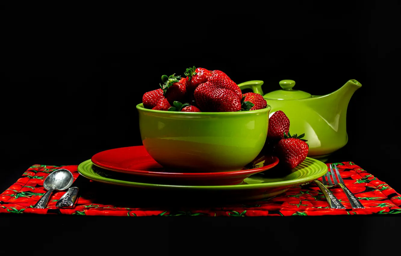 Фото обои красный, зеленый, ягоды, чайник, клубника, ложка, нож, тарелки
