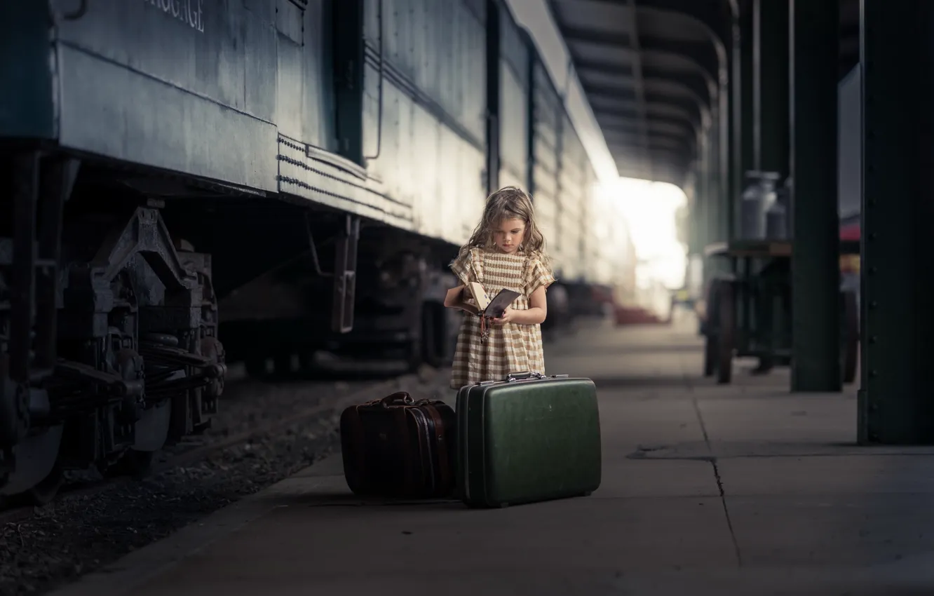 Фото обои станция, девочка, книга, чемоданы