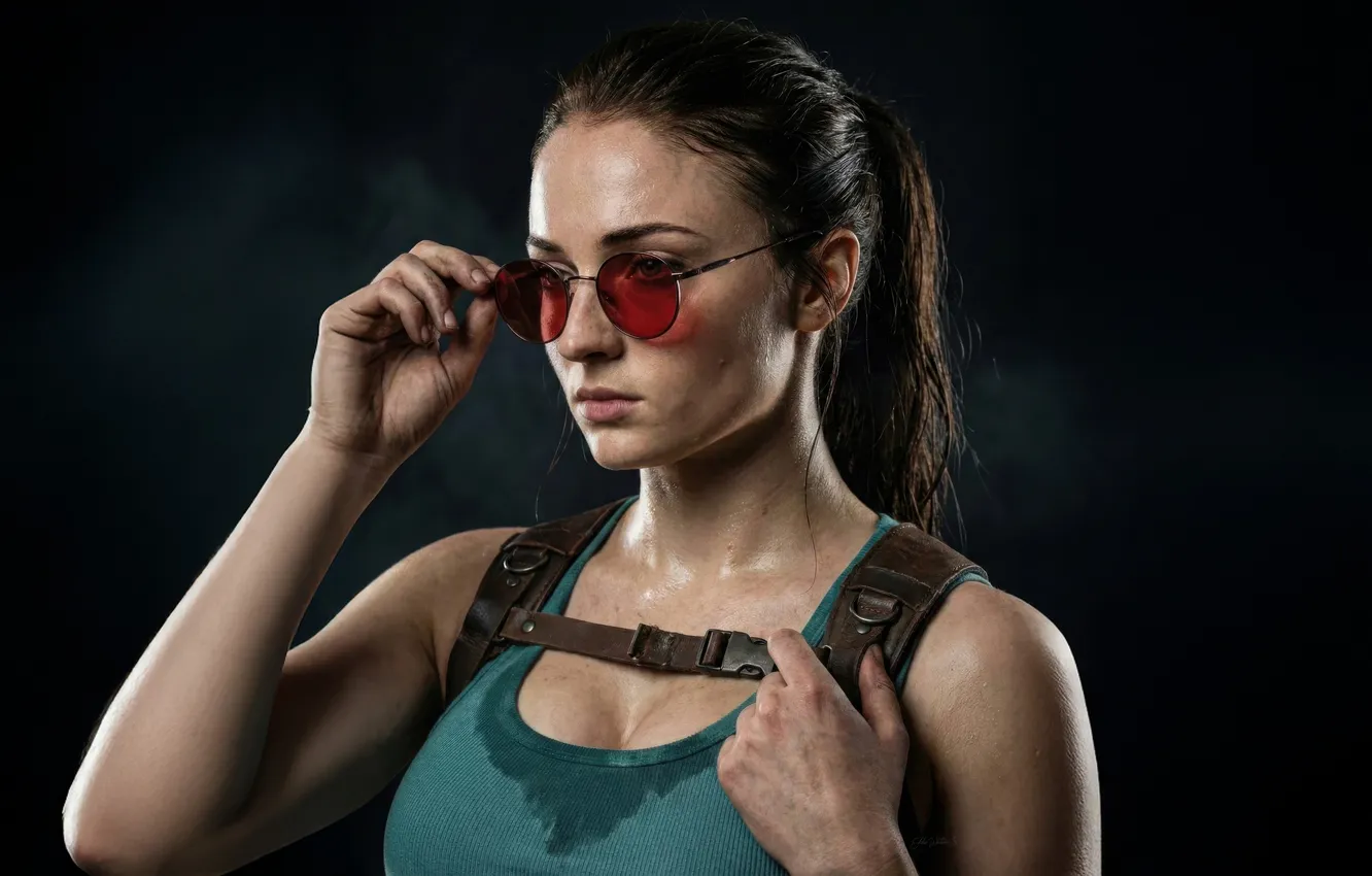 Фото обои фигура, очки, Tomb Raider, сериал, Лара Крофт, Софи Тёрнер, Sophie Turner, Amazon Prime Video