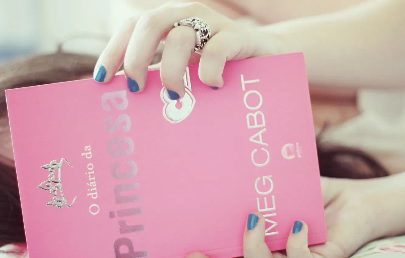 Фото обои девушка, фон, розовый, обои, настроения, корона, кольцо, книга