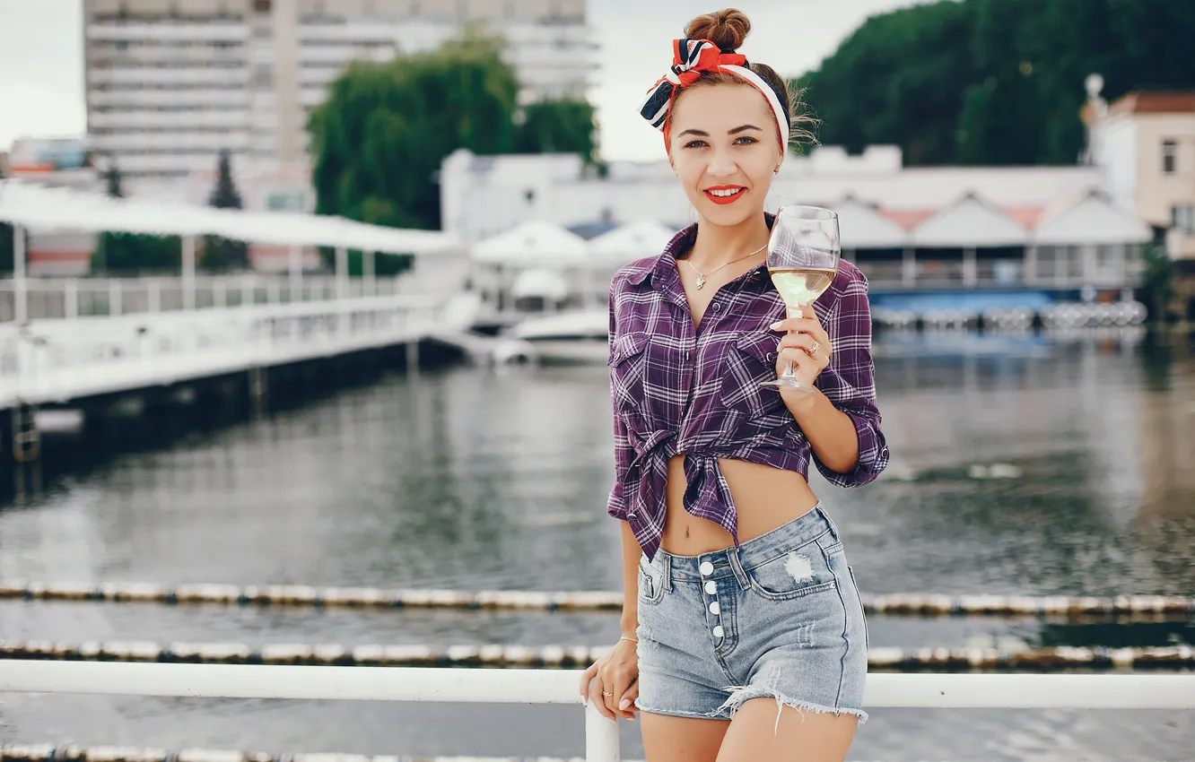 Фото обои woman, shorts, shirt, model, young, beautiful