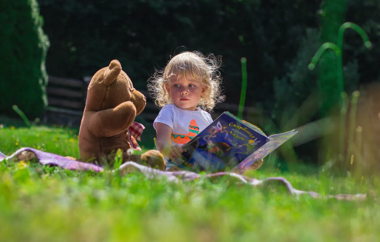 Фото обои позитив, книжка, дитя, child, book, светлые волосы, teddy bear, плюшевый мишка