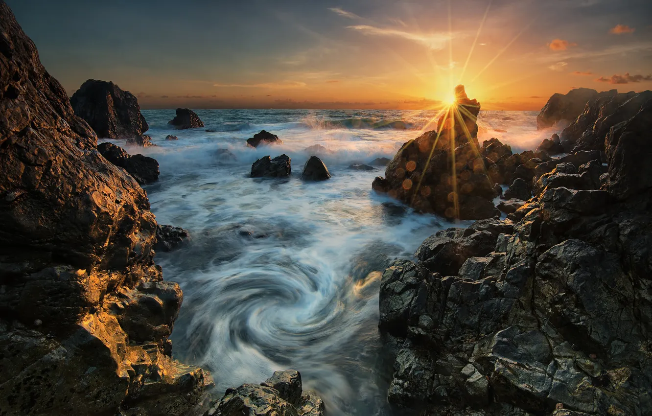 Фото обои море, солнце, лучи, блики, камни, скалы, берег, утро