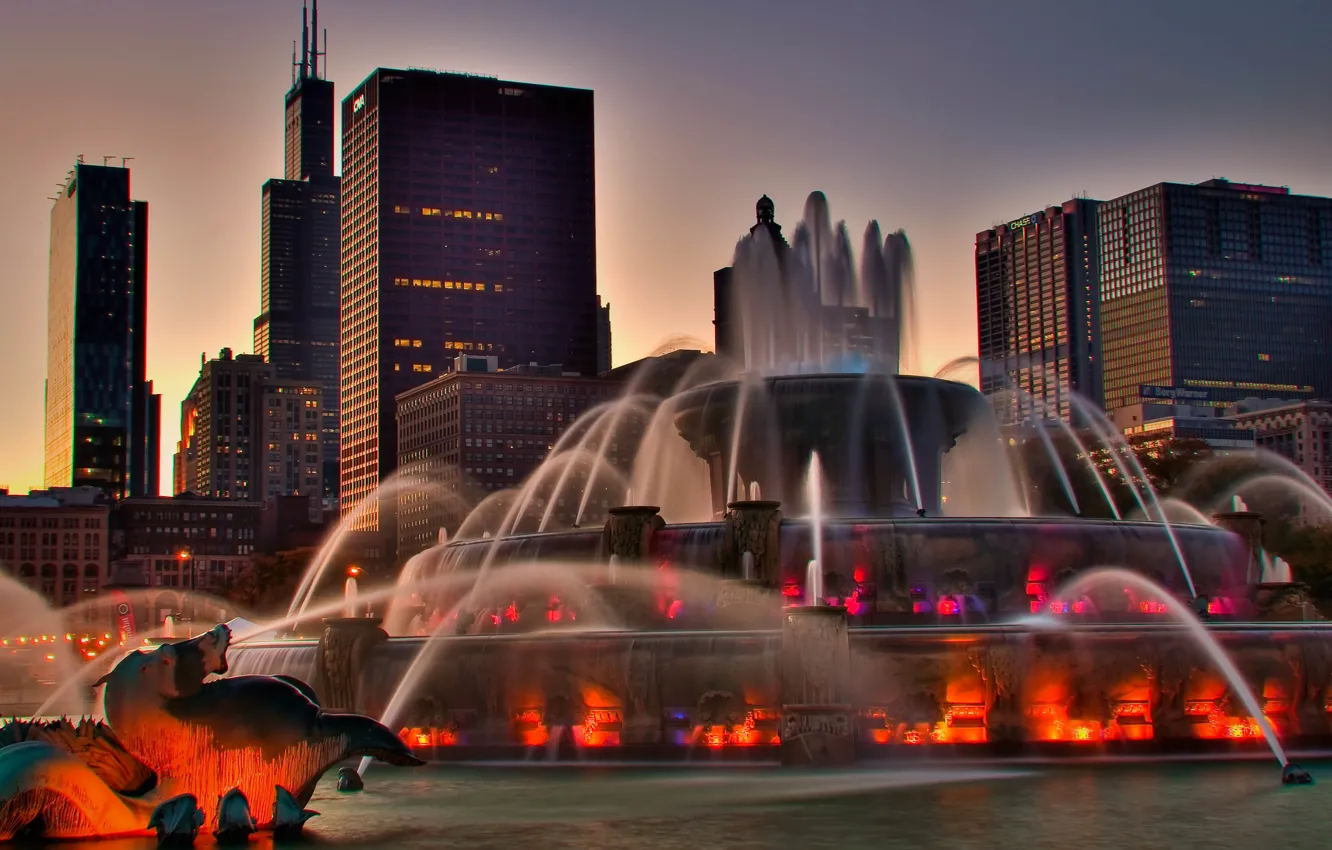 Фото обои город, дома, вечер, подсветка, Чикаго, фонтан, США, Иллиноис