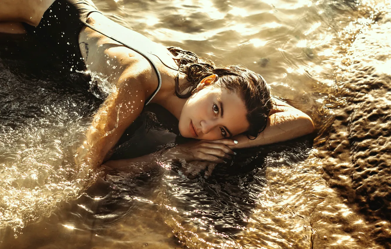 Фото обои взгляд, вода, девушка, поза, брюнетка, Francesca Zama