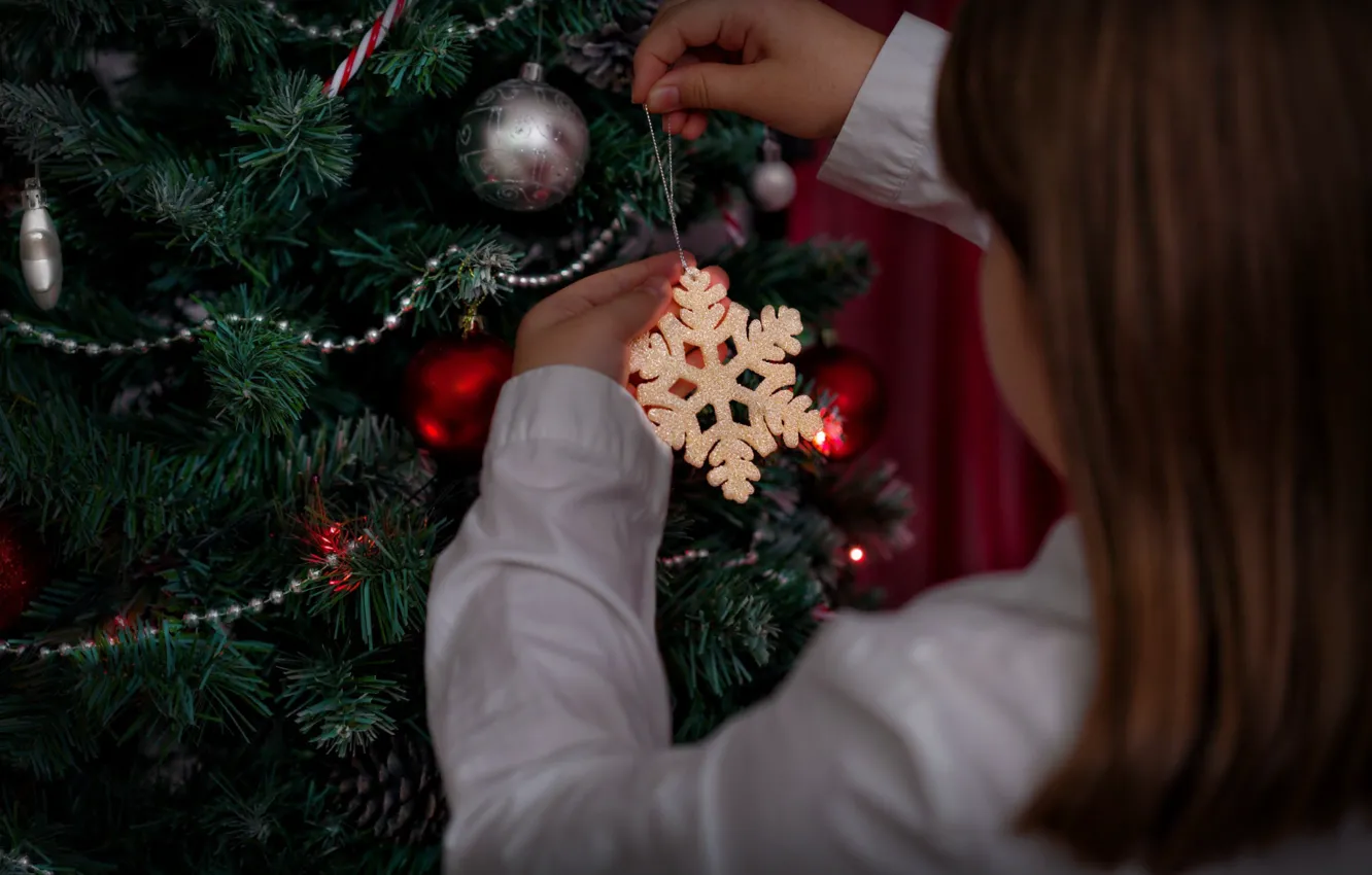 Фото обои украшения, праздник, игрушки, новый год, девочка, бусы, ёлка, снежинка