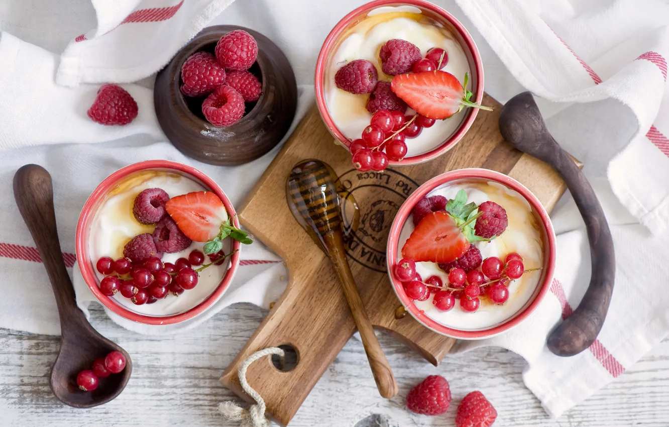 Фото обои ягоды, малина, клубника, мед, посуда, мёд, смородина, ложки