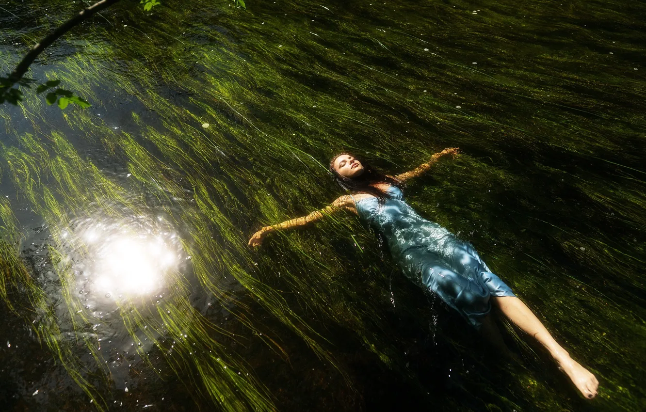 Фото обои вода, девушка, водоросли, поза, ситуация, руки, платье, закрытые глаза