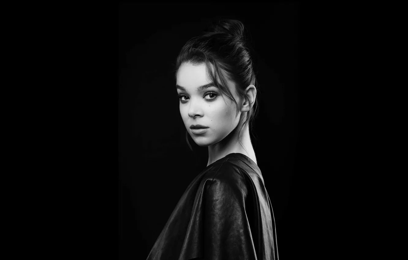 Фото обои поза, модель, актриса, певица, черно белая, Hailee Steinfeld, Хейли Стейнфелд