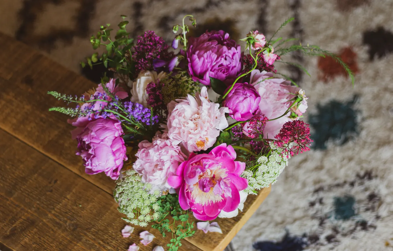 Фото обои цветы, доски, букет, розовые, разные, вид сверху, боке, пионы