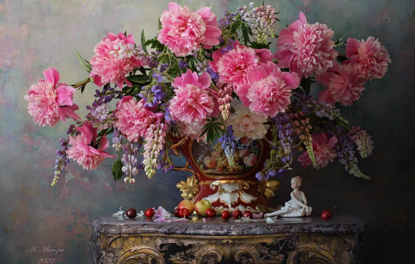 Фото обои цветы, стиль, ягоды, стол, букет, ваза, статуэтка, натюрморт