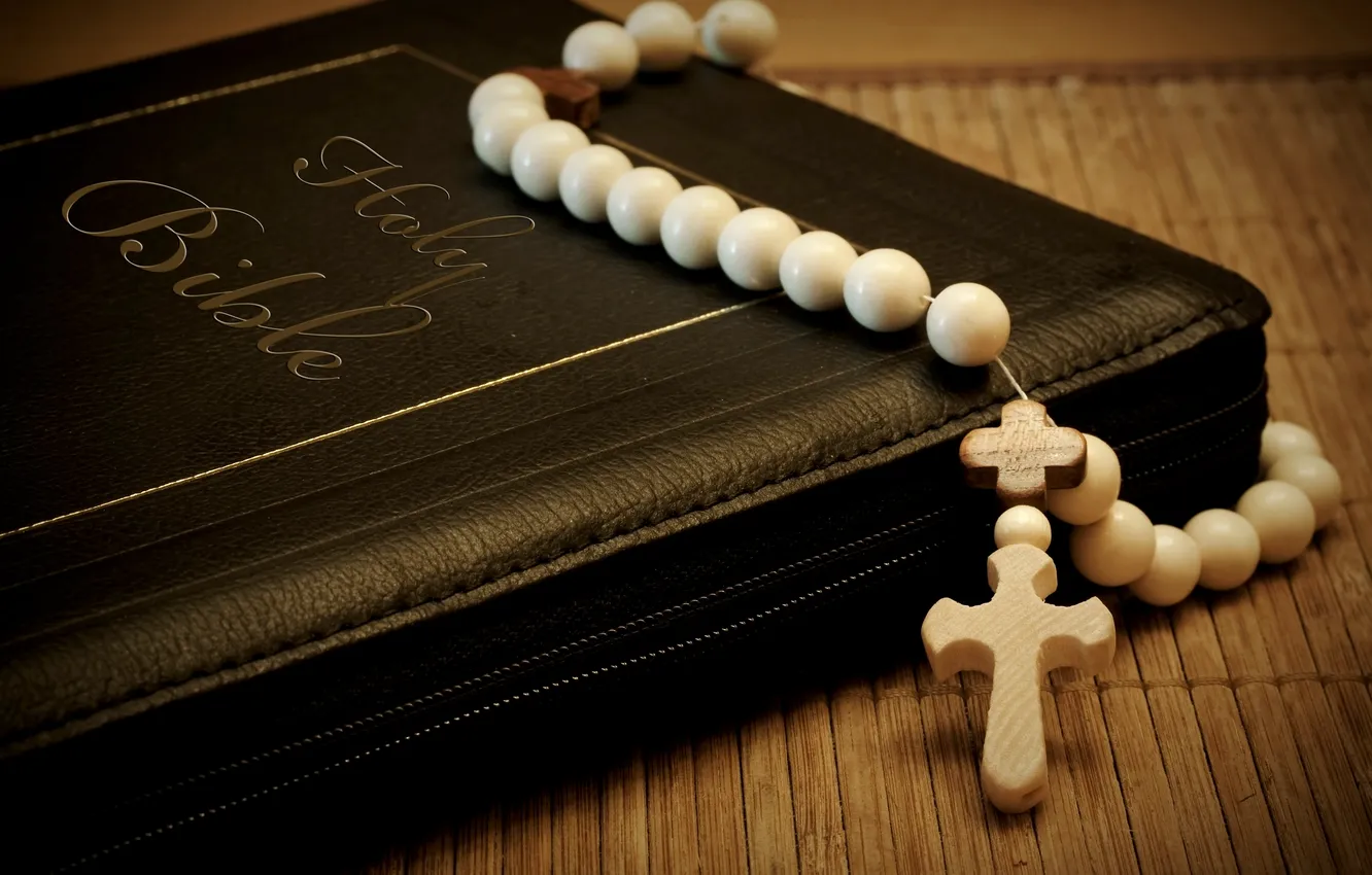 Фото обои крест, книга, бусины, библия, четки