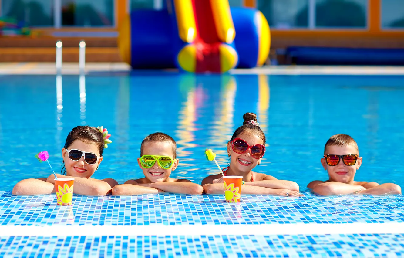 Фото обои лето, дети, улыбка, бассейн, очки, summer, друзья, girls