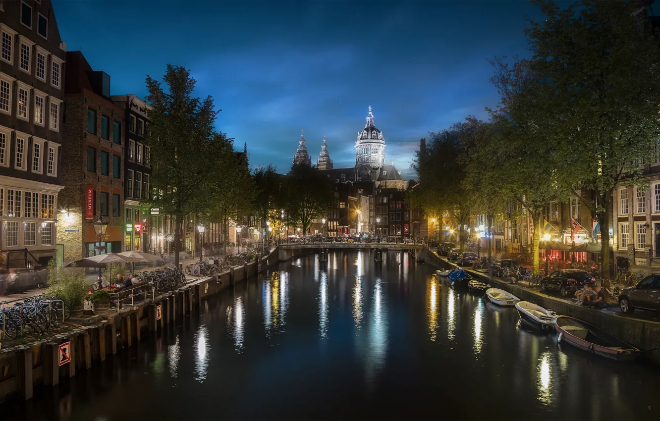 Фото обои город, здания, дома, лодки, вечер, освещение, Амстердам, фонари