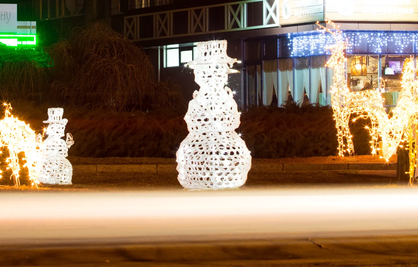 Фото обои свет, ночь, город, лампа, освещение, снеговик, клумба, год