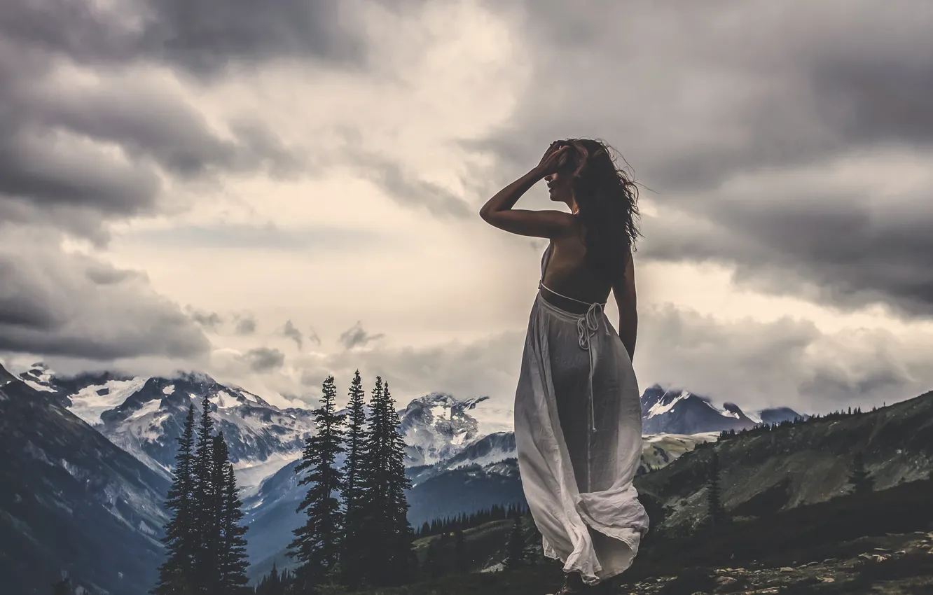 Фото обои девушка, горы, тучи, ветер, Still Standing