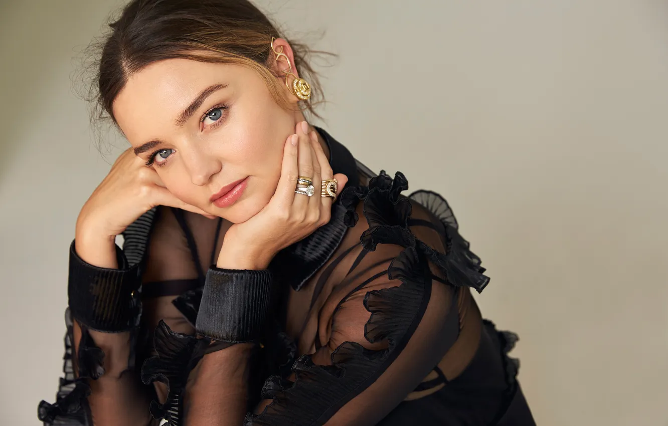 Фото обои взгляд, поза, фон, модель, портрет, брюнетка, красотка, Miranda Kerr