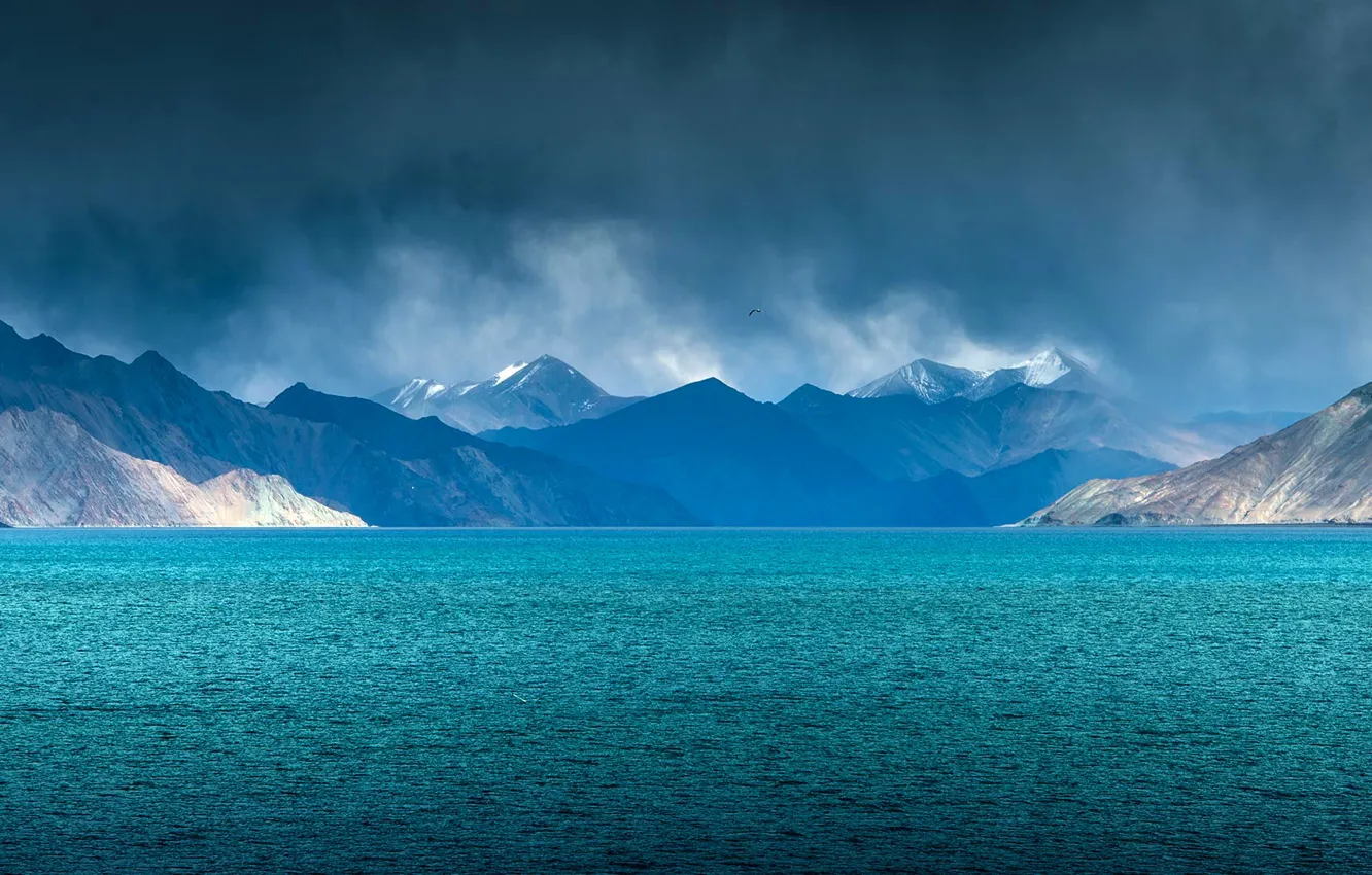 Фото обои тучи, озеро, дождь, Индия, Джамму и Кашмир, Пангонг, Ладакх