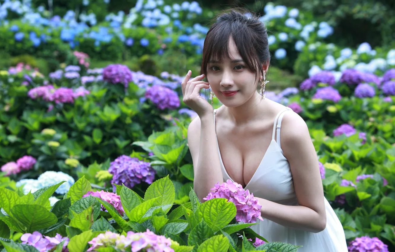 Фото обои улыбка, азиатка, белое платье, жест, красивая девушка, smile, большая грудь, beautiful girl