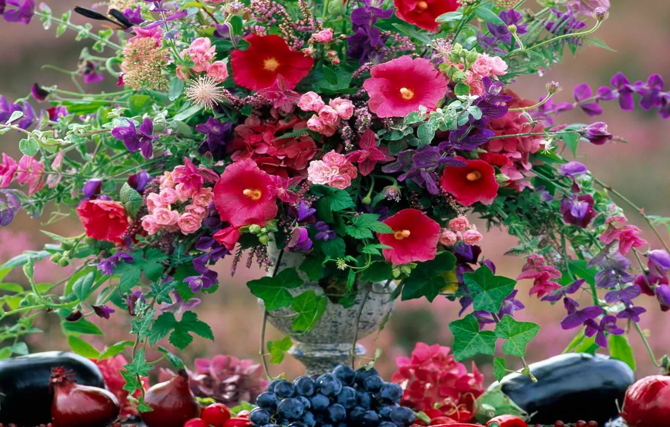 Фото обои цветы, стол, букет, лук, виноград, баклажан, ваза, натюрморт
