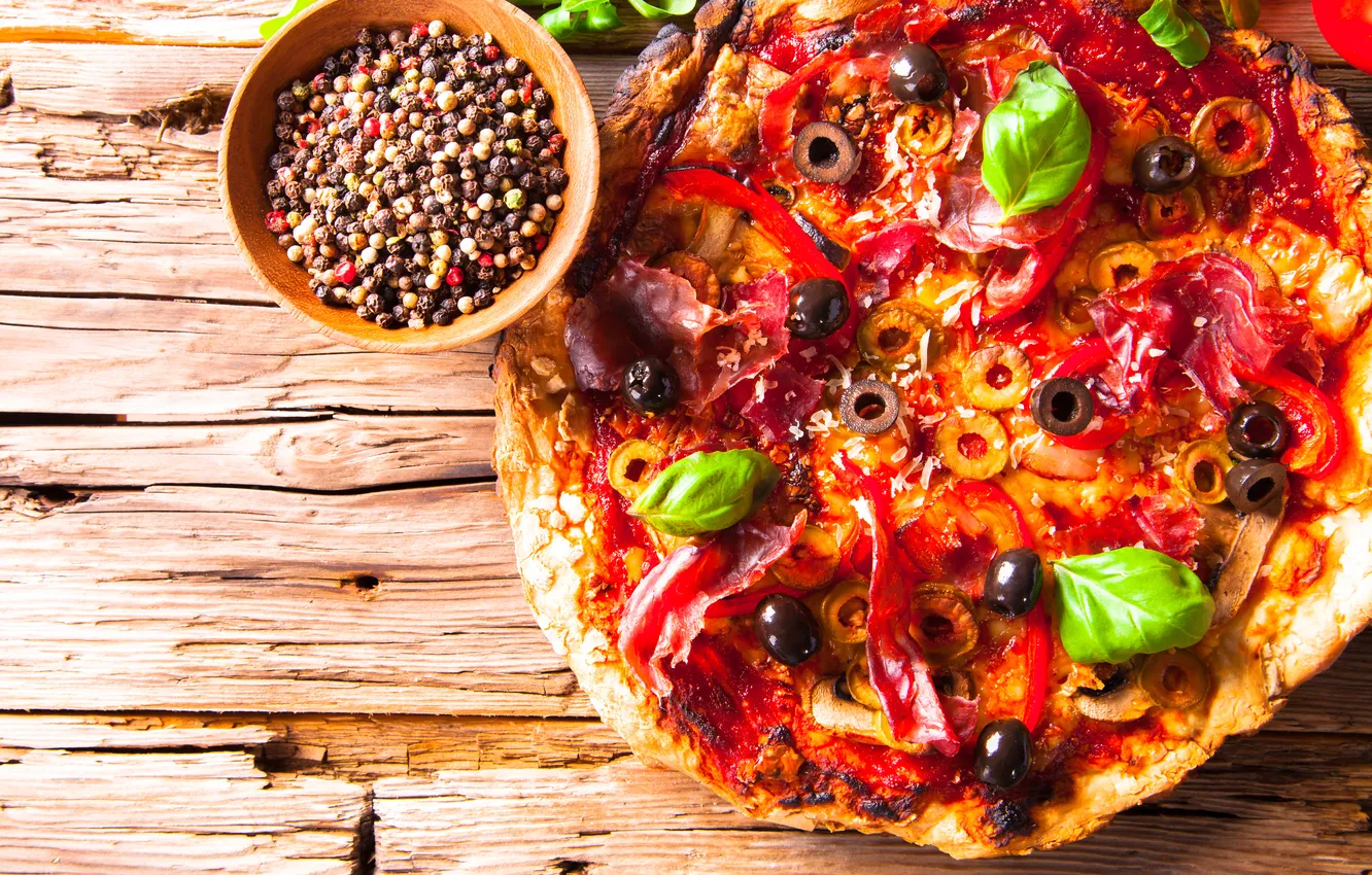 Фото обои зелень, грибы, перец, пицца, оливки, колбаса, начинка, приправа