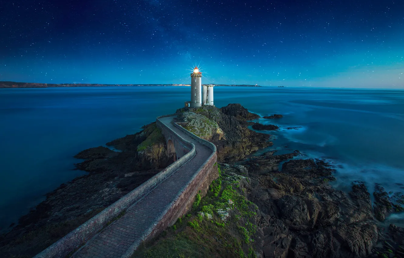 Фото обои море, лучи, свет, пейзаж, ночь, камни, скалы, Франция