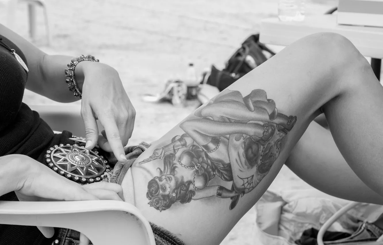 Фото обои legs, tattoo, black and white, female
