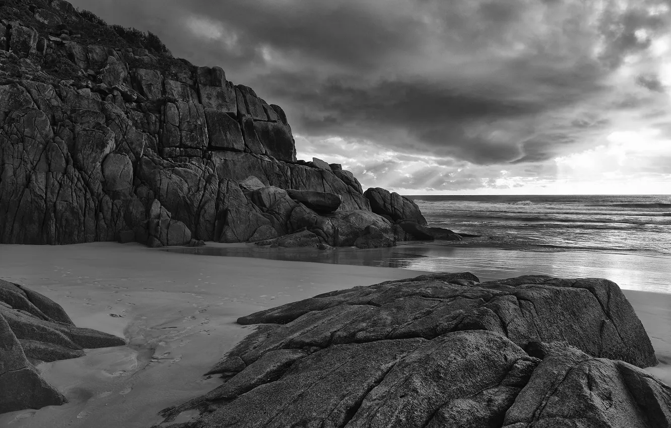 Фото обои море, вода, тучи, камни, океан, скалы, берег, чёрно-белый