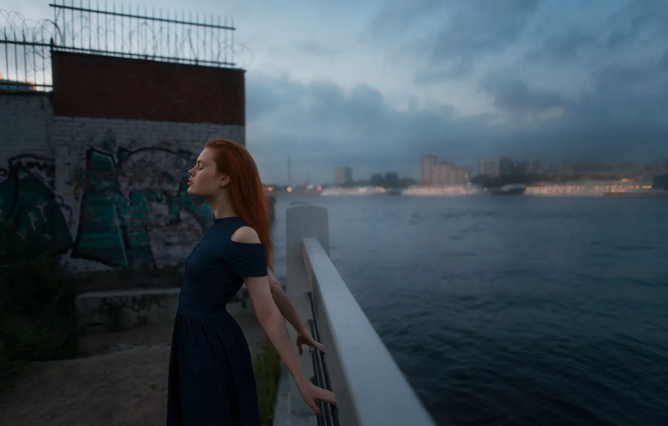 Фото обои девушка, мост, city, граффити, модель, платье, relax, залив