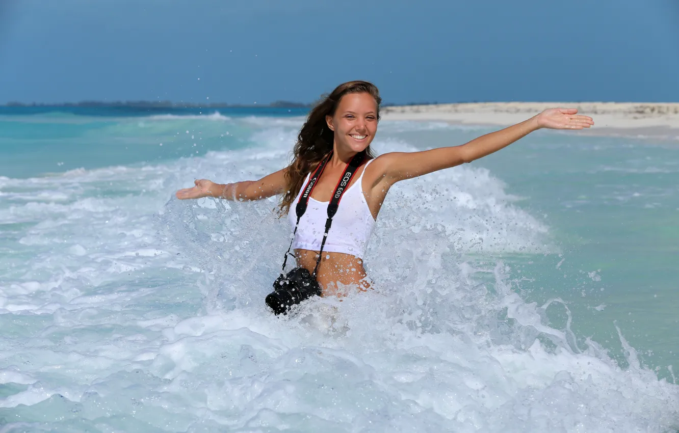 Фото обои happy, beach, canon, smile, water, camera, beautiful, model