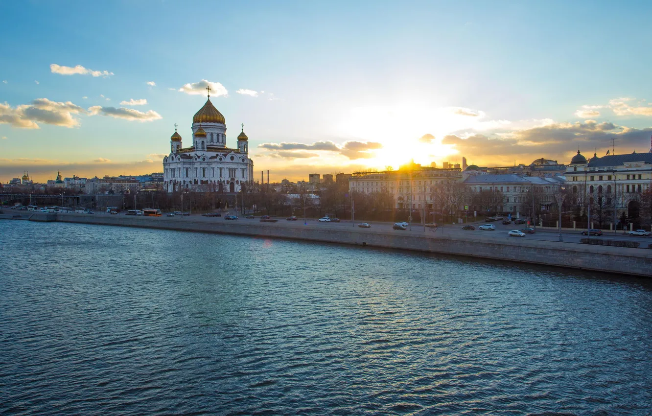 Фото обои небо, облака, река, Москва, храм, Россия, Moscow, купола