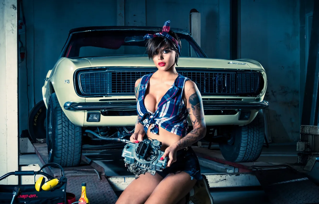 Фото обои car, woman, tattoo, look, carb