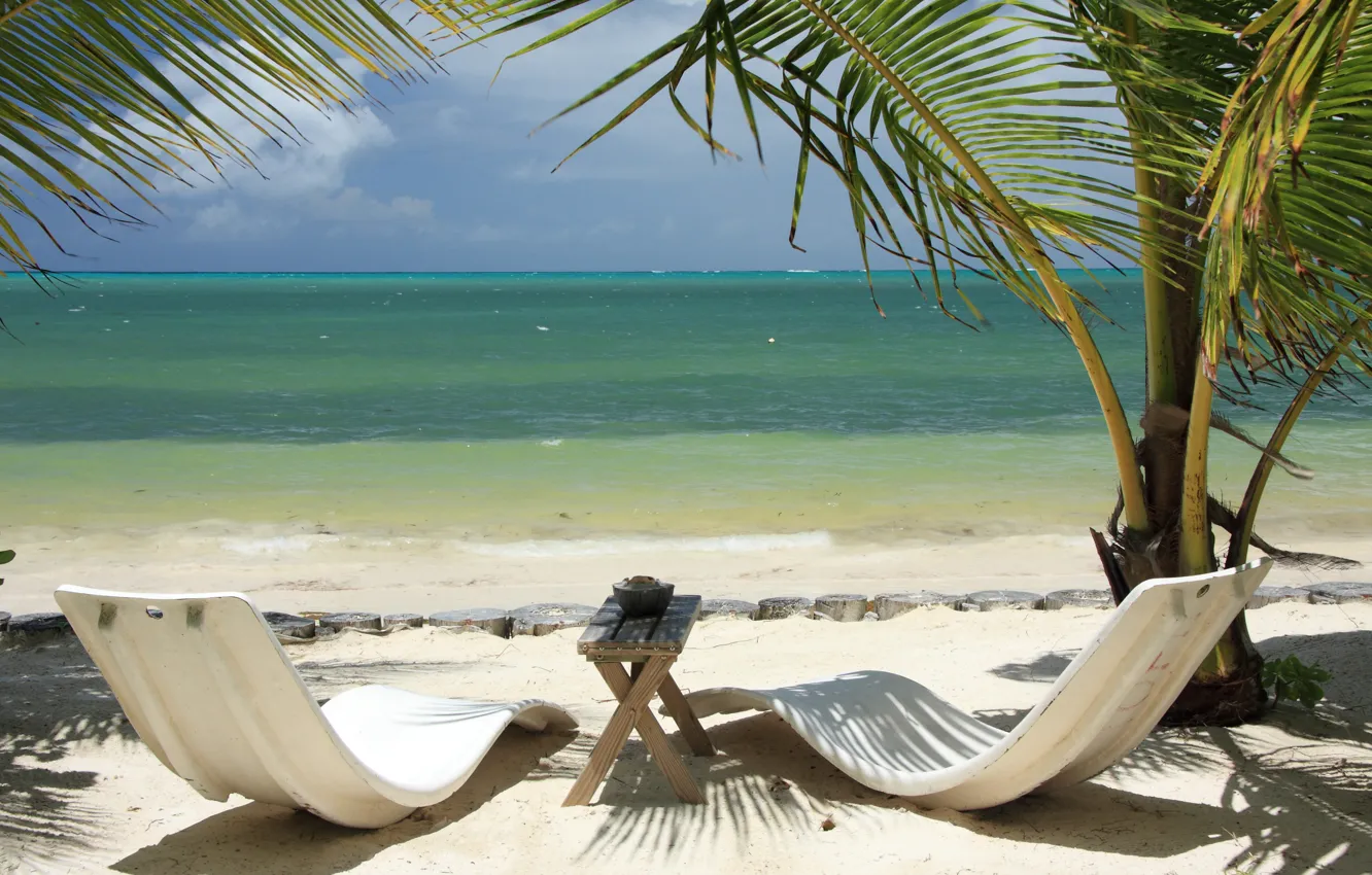 Фото обои море, пальма, отдых, столик, лежаки