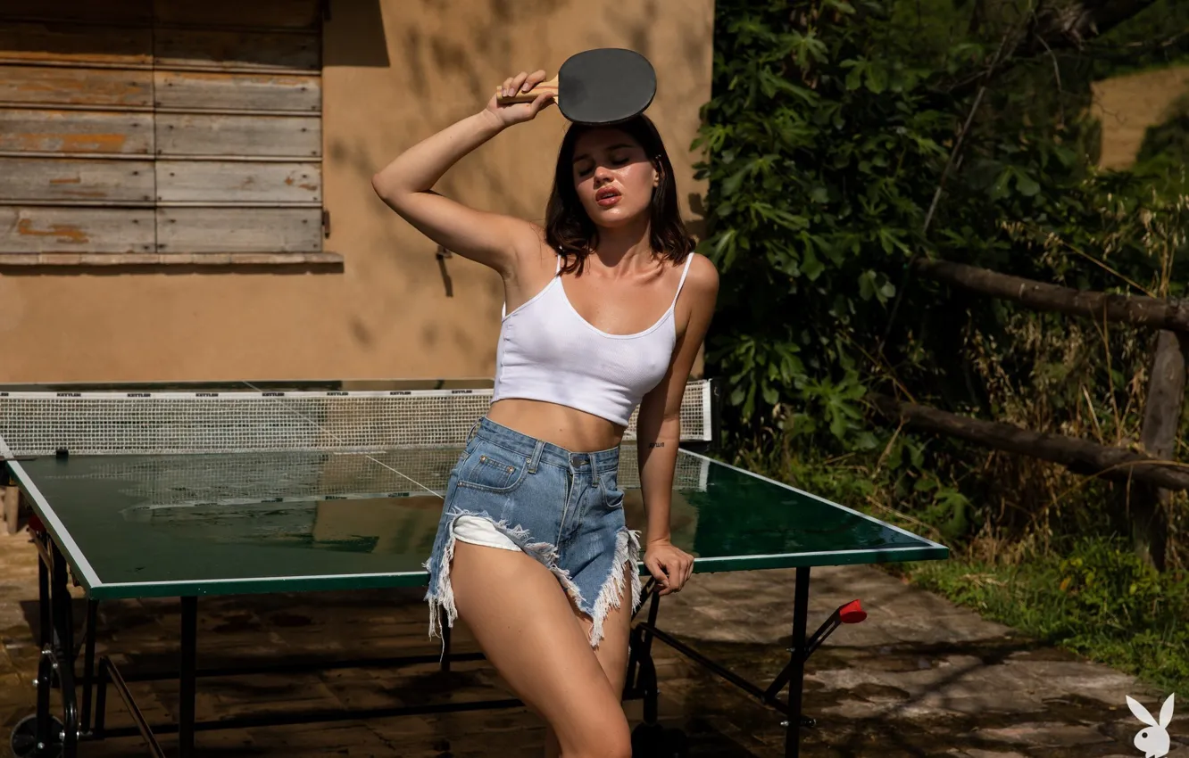 Фото обои girl, shorts, beautiful, model, brunette, cute, tank top