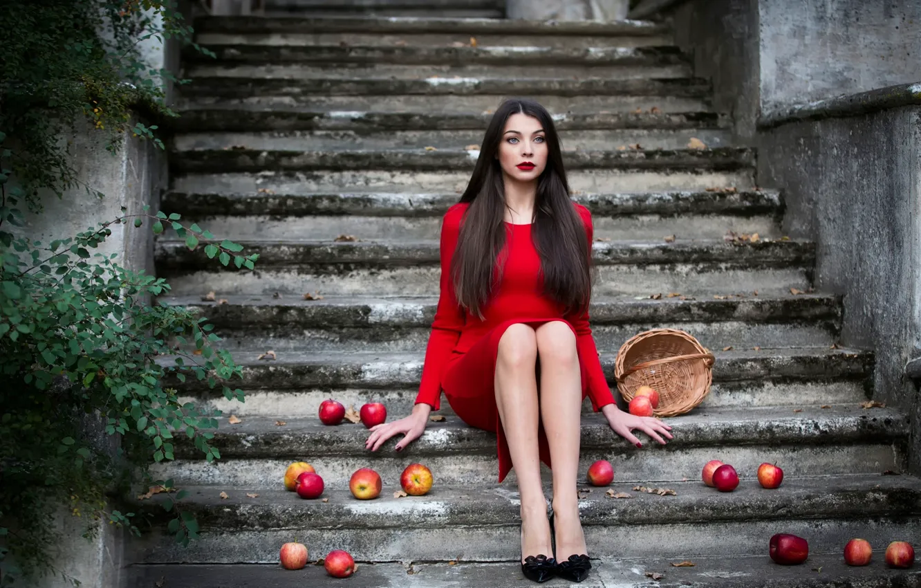 Фото обои девушка, корзина, яблоки, макияж, лестница, в красном, Inese Stoner