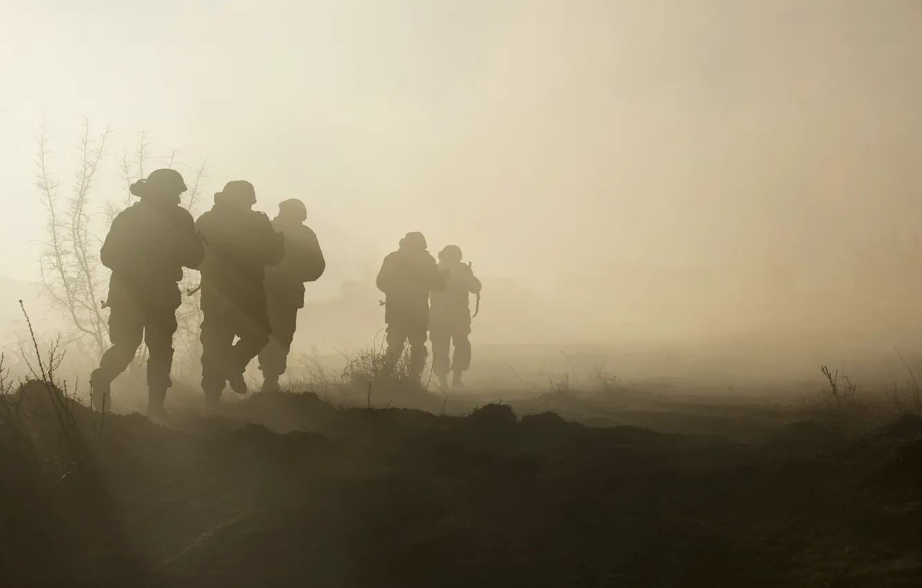 фото идущих военных