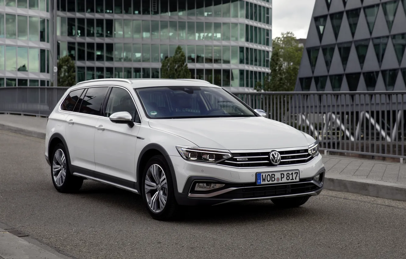 Фото обои белый, улица, Volkswagen, универсал, Passat, Alltrack, 2019