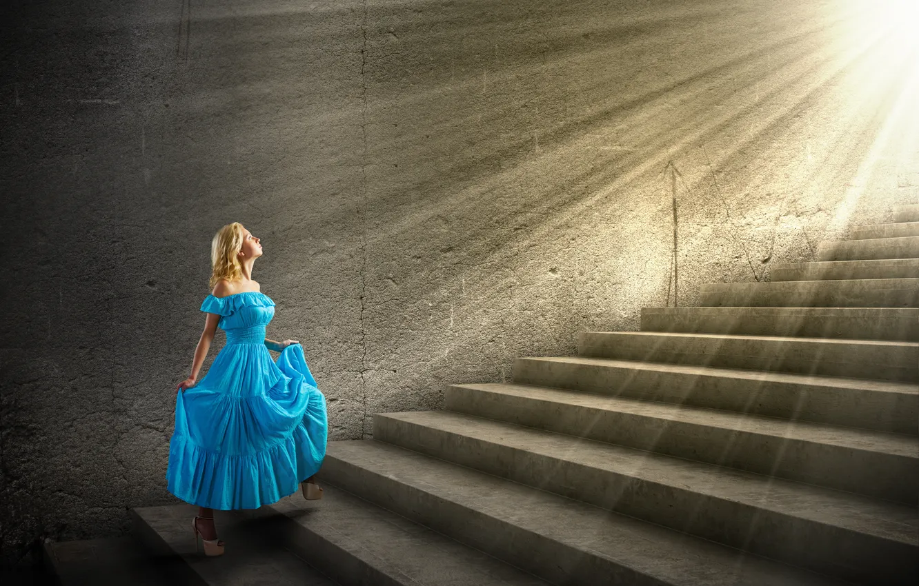 Фото обои девушка, блондинка, лестница, профиль, голубое платье, поднимается