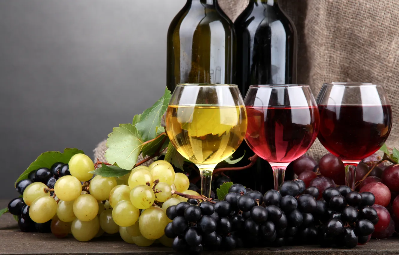 Фото обои вино, красное, белое, бокалы, розовое, виноград, бутылки