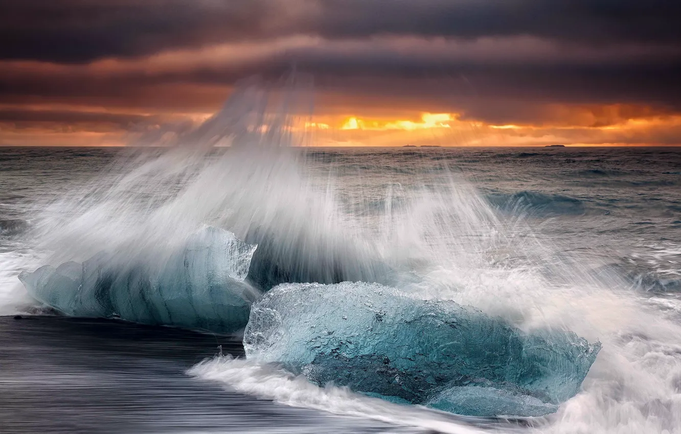 Фото обои волны, осень, пляж, небо, облака, брызги, лёд, утро