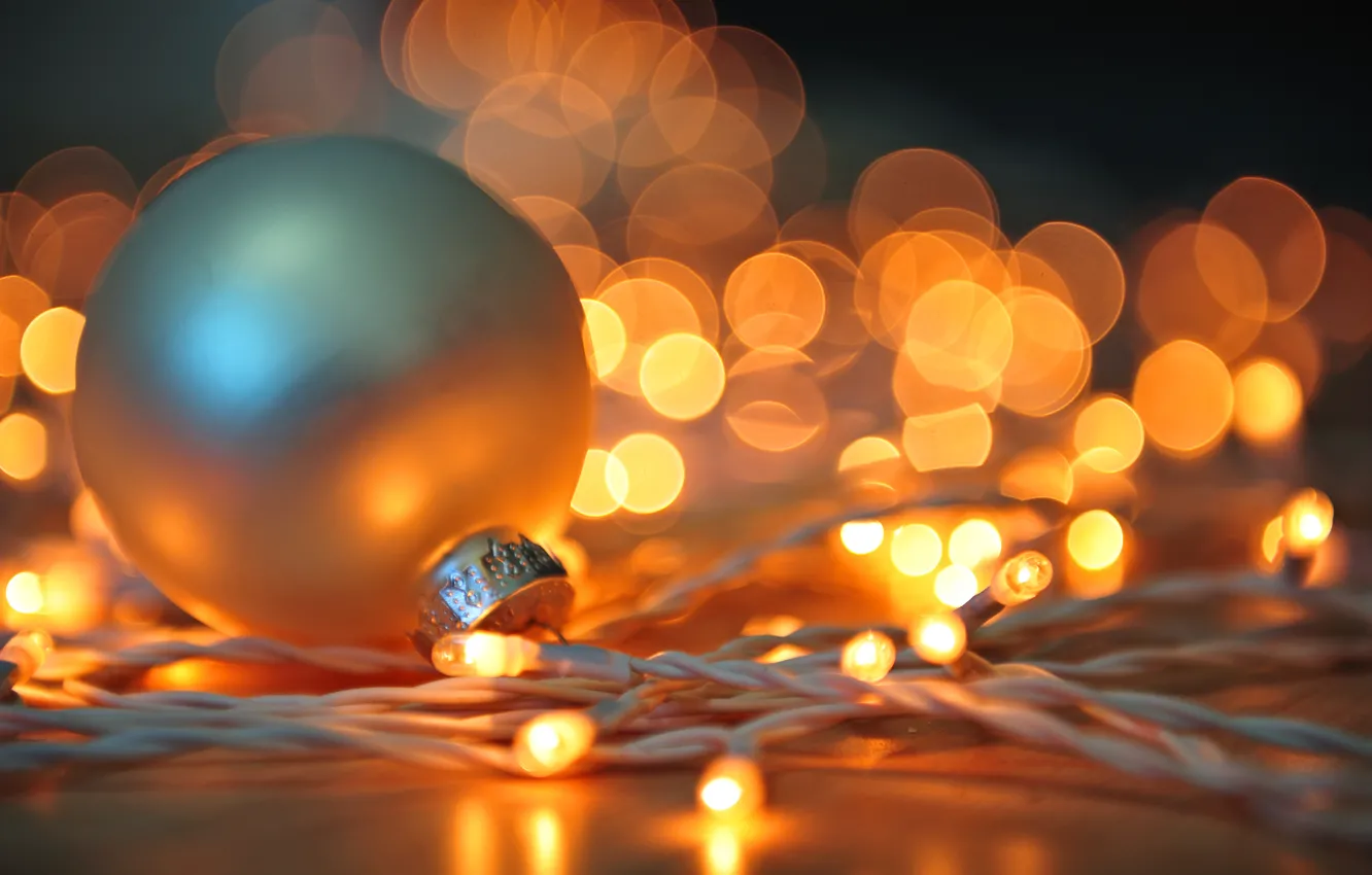 Фото обои зима, белый, свет, огни, игрушка, шар, Новый Год, Рождество
