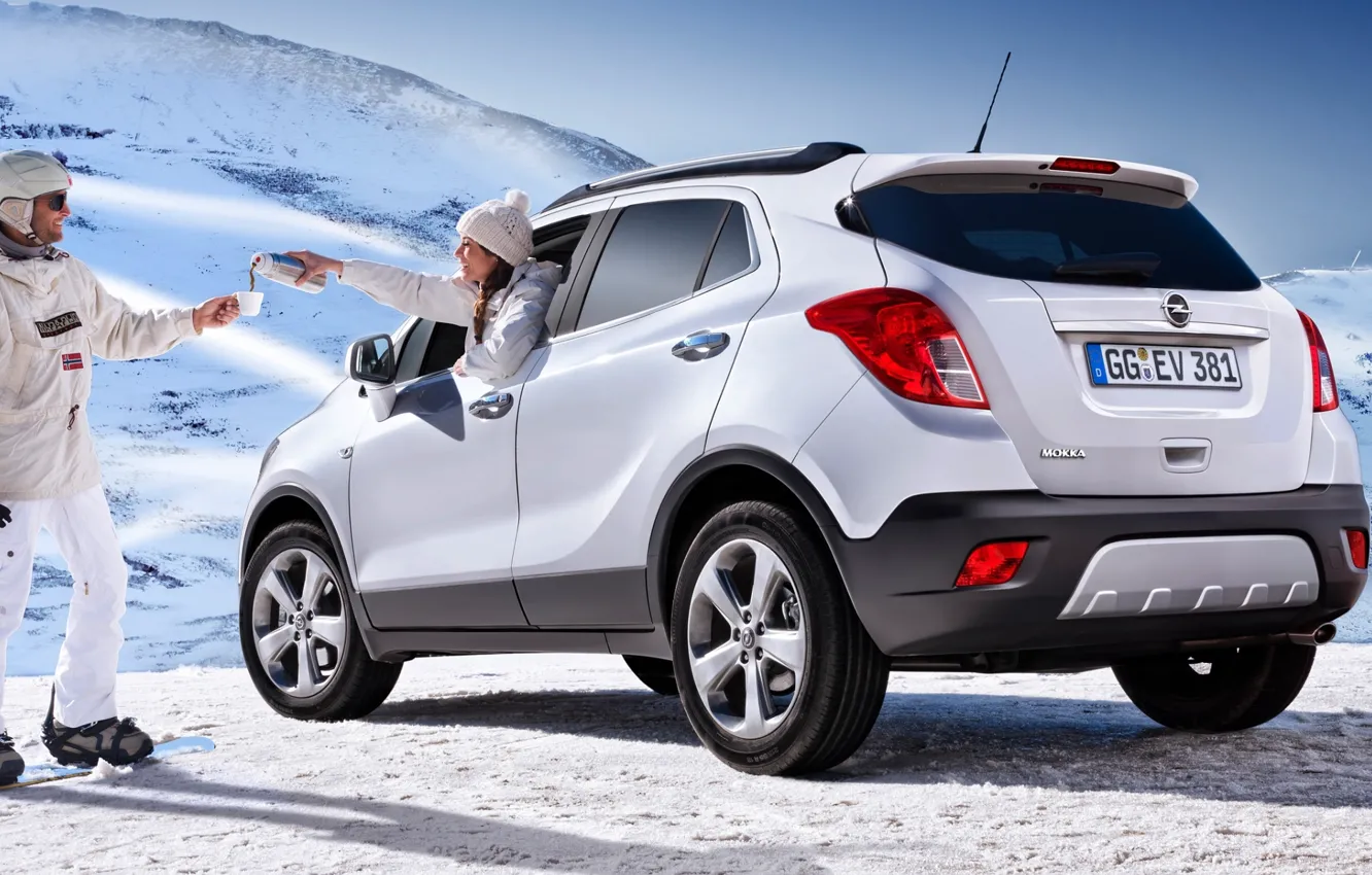 Фото обои белый, девушка, снег, джип, Опель, Opel, парень, вид сзади